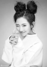 组图：菅韧姿夏日清新写真 戏里忧郁戏外俏皮