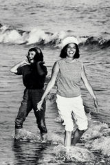 组图：好莱坞经典美女海滩照 梦露娇艳泰勒风情