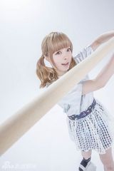 组图：卡莉怪妞双马尾 套泳圈砸西瓜萌度爆表