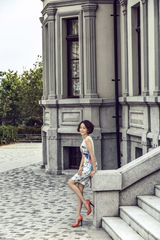 组图：王一楠曝文艺写真 复古冷艳演绎真性情