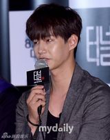 组图：李诗元郑诗妍出席发布迷你裙险走光