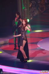 组图：港姐佳丽变身黑裙女战士 秀修长美腿