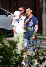 独家：文章与家人朋友吃饭 司机护送一路低头