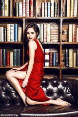 组图：王智时尚大片红色诱惑 造型艳丽美腿抢眼