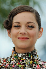 组图：影后歌迪亚短裙闪耀 兄弟导演殷勤献吻