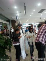 组图：周迅与男友现身云南寺庙祈福 婉拒合影