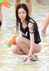 组图：GD水上乐园疯玩 水枪喷比基尼美女