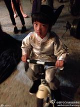 组图：费曼屁屁贴老爸脸 吴镇宇笑称谁欺负谁