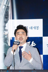 组图：崔岷植李贞贤亮相《鸣梁》试映会