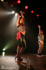 组图：板野友美戴兔耳朵玩Cosplay获赞可爱