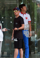 组图：郑恺带助理潮装回京  赶往饭店与友会餐