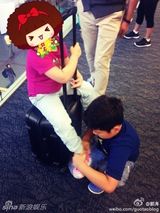 组图：石头为妹妹穿鞋 网友：妹妹好像王诗龄