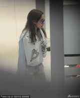 组图：萧亚轩独自现身机场 发短信疑与男友传情