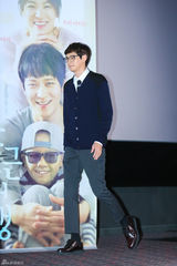 独家：宋慧乔素净 姜东元戴眼镜似哈利波特