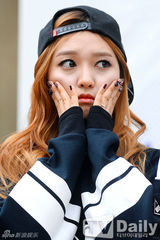 组图：韩女团AOA运动装亮相难掩性感美腿