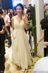 组图：林志玲白裙空降品牌活动 深V丰胸吸睛