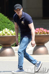 组图：韩星金东旭退伍 遇记者抿嘴点头