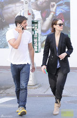 组图：红毒蛇帕斯卡与女友莎拉出街 不停讲电话