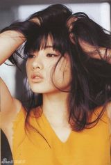 组图：日星石原里美揉头发斗鸡眼微笑频卖萌