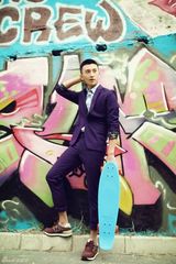 组图：牛骏峰活力动感写真 滑板少年潮范十足