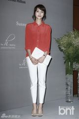 组图：韩星金雅中出席婚礼 裤装显长腿