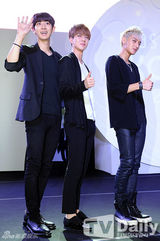 组图：EXO黑白酷装亮相 灿烈搞怪表情多