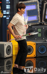 组图：B1A4凭新曲夺冠 T-ara孝敏透视裙秀性感