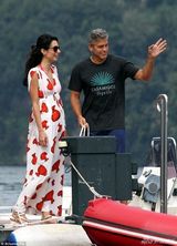 组图：克鲁尼与新婚娇妻湖畔泛舟 晚宴当众热吻