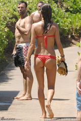 组图：安布罗休携女儿海边度假 穿比基尼秀美臀