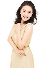 组图：雷佳唱响青奥会会歌 传递奥运精神