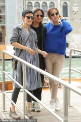 组图：陈可辛携吴君如抵达威尼斯 赵薇墨镜遮面