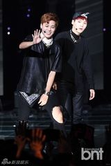 组图：韩女团KARA大胆热舞 短裤上移险走光