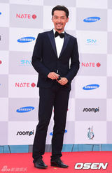 组图：胡歌亮相韩国颁奖礼 大胡子梳背头难认出