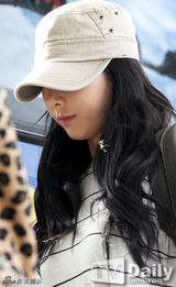 组图：4minute泫雅抄袭风波后现机场 下衣失踪秀美腿