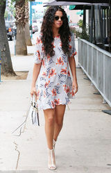 组图：赛琳娜带黑超穿印花裙现身大笑心情好