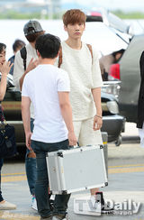 组图：韩团VIXX现身机场 呆萌酷帅魅力足