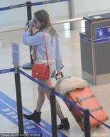 组图：萧亚轩独自现身机场 发短信疑与男友传情