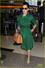 组图：脱衣舞娘蒂塔伞掉地 两位绅士抢着捡