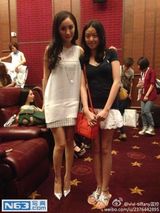 组图：王中磊17岁女儿长腿清秀 姐弟有爱互动