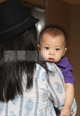 组图：郭晶晶抱爱子外出 宝贝机灵可爱