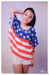 组图：李咏女儿变身足球宝贝 美少女活力四射