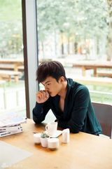 组图：叶祖新休闲商务写真 展韩风悠闲时光