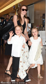 组图：朱莉携众子女现身 幼子微笑挥手毫不怯场