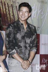 组图：CNBlue姜珉赫获粉丝夹道欢迎求握手