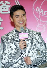 组图：田亮宣传新书《臭爸爸》 森碟曝爸妈亲亲