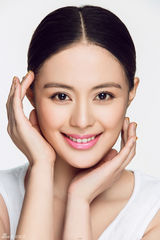 组图：王力可变身氧气女 精致妆容获追捧