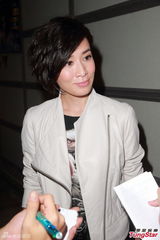 组图：佘诗曼剧组探班　黑白色系搭配酷劲十足