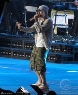 组图：蕾哈娜联手阿姆(艾米纳姆)开唱 火焰裤惹眼秀翘臀