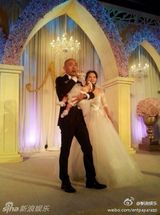 组图：聂远与娇妻双喜临门:补婚礼兼女儿百日宴