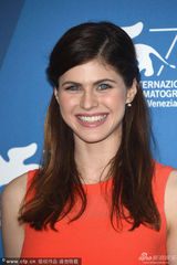 组图：《活埋前女友》发布会 安东尤金拥两美女